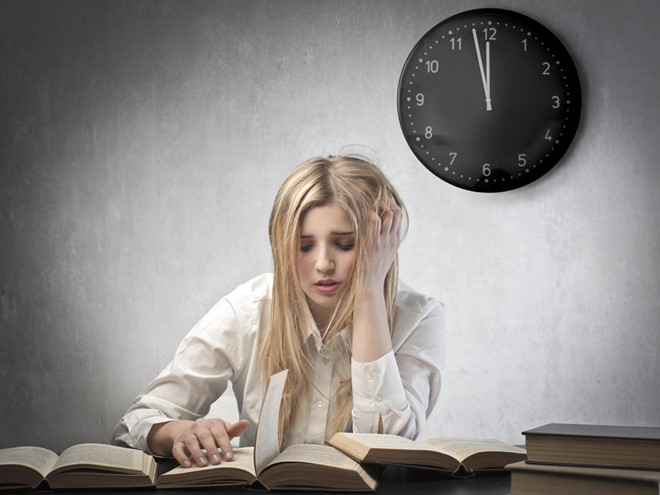 Thức khuya trước ngày thi khiến não bộ hoạt động kém và giảm trí nhớ
