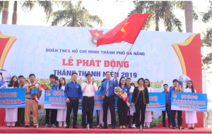 Đồng chí Nguyễn Duy Minh – Bí thư Thành Đoàn nhận cờ xuất quân tháng thanh niên 