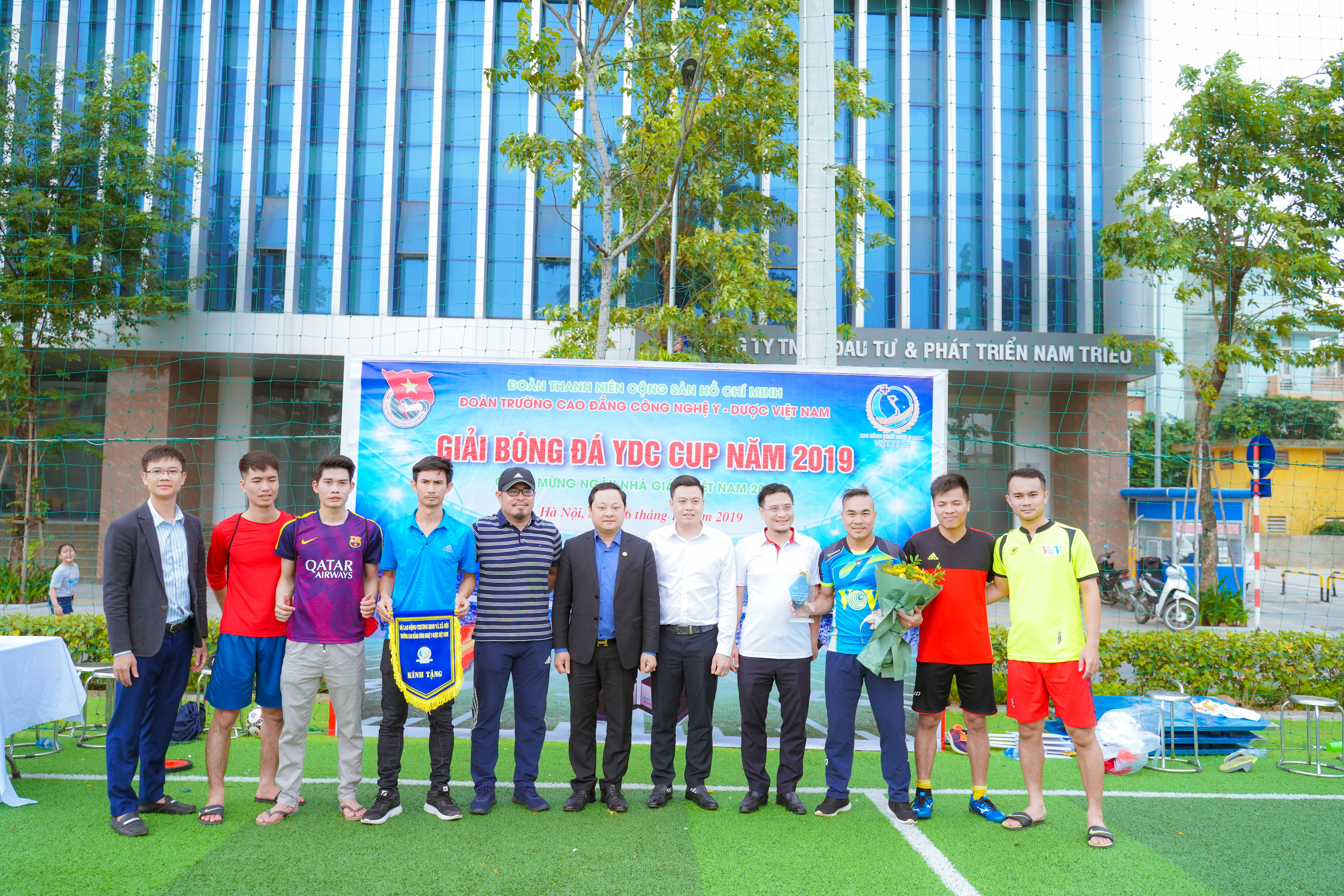 Thầy Nguyễn Văn Tuấn - Hiệu trưởng Nhà trường tặng Cup và cờ lưu niệm cho đội bóng liên chi hội nhà báo VOV