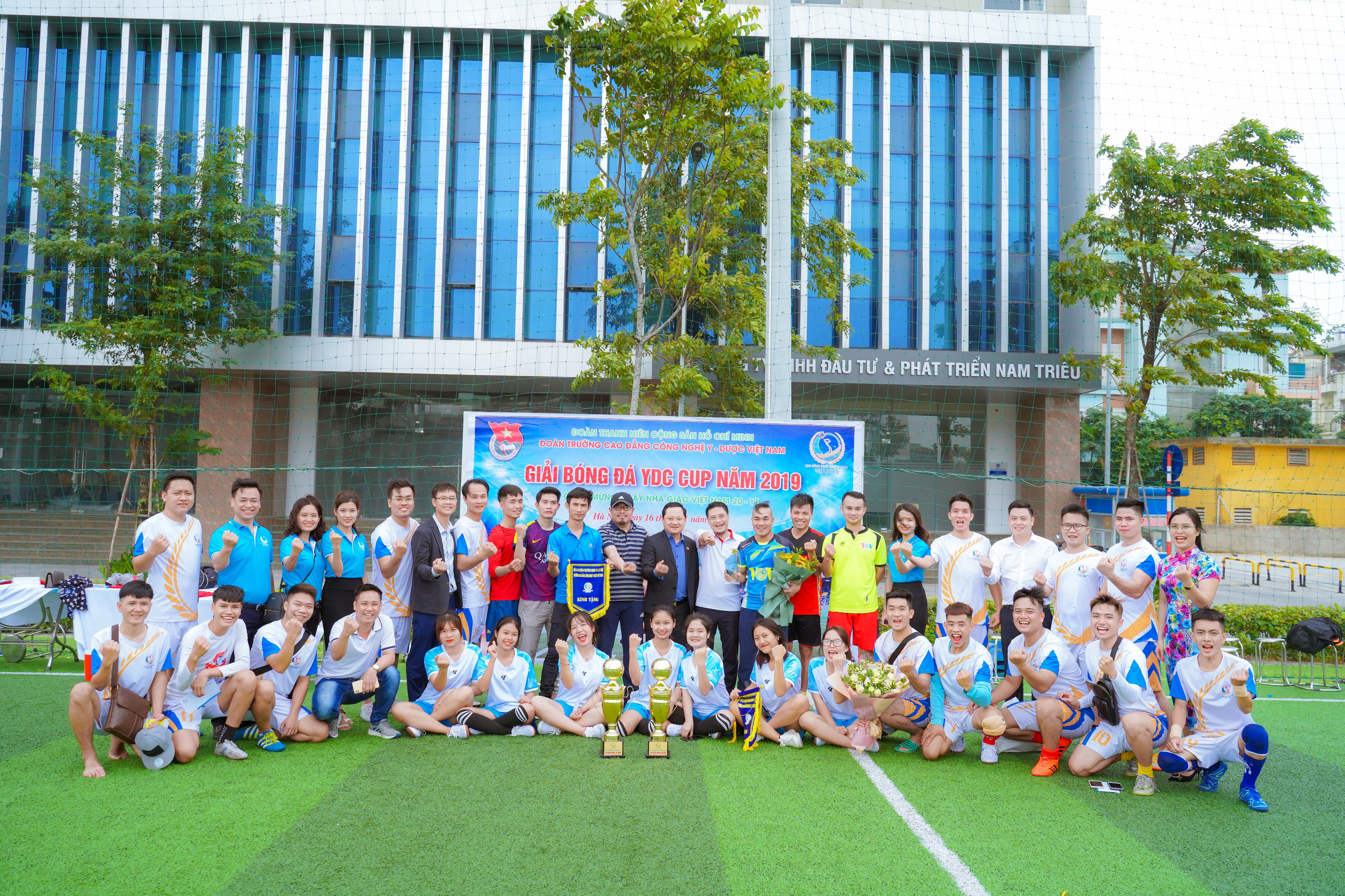 Thầy Nguyễn Văn Tuấn - Hiệu trường Nhà trường chụp ảnh lưu niệm với các đội bóng
