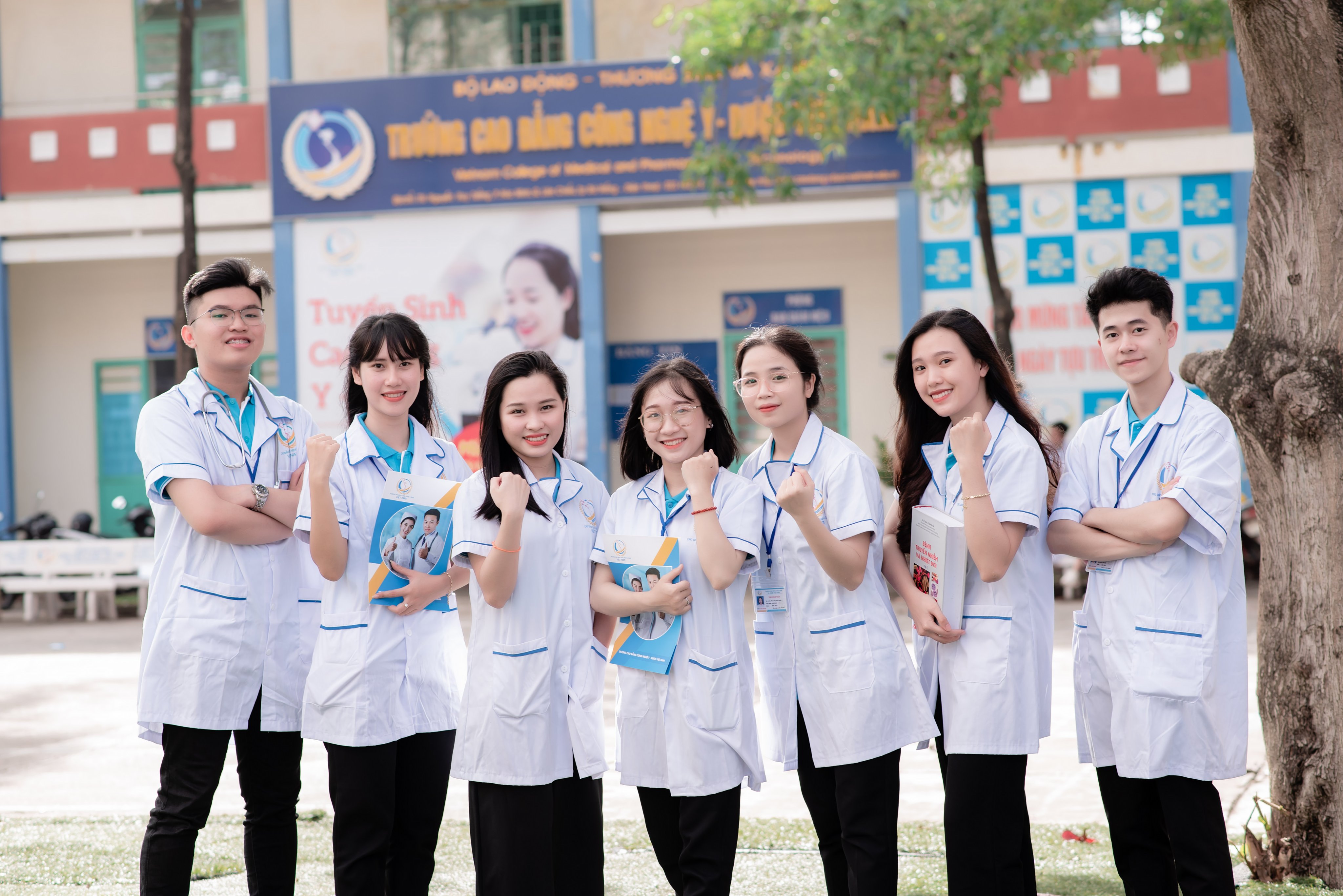 Sinh viên Trường Cao đẳng Công nghệ Y - Dược Việt Nam
